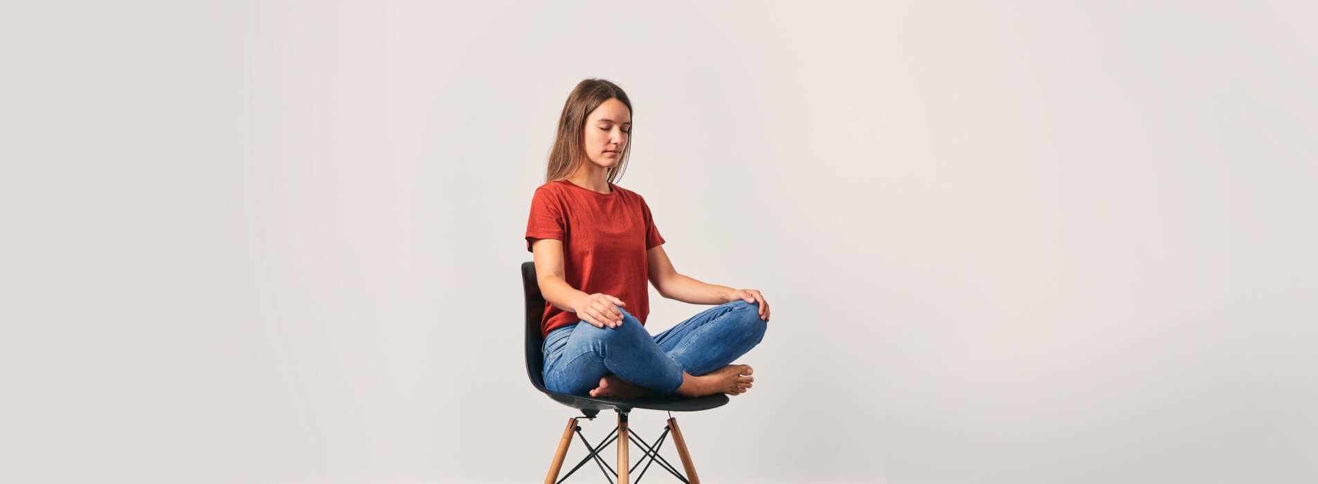 Frau in Schneidersitz, die mit der 7Mind-App meditiert