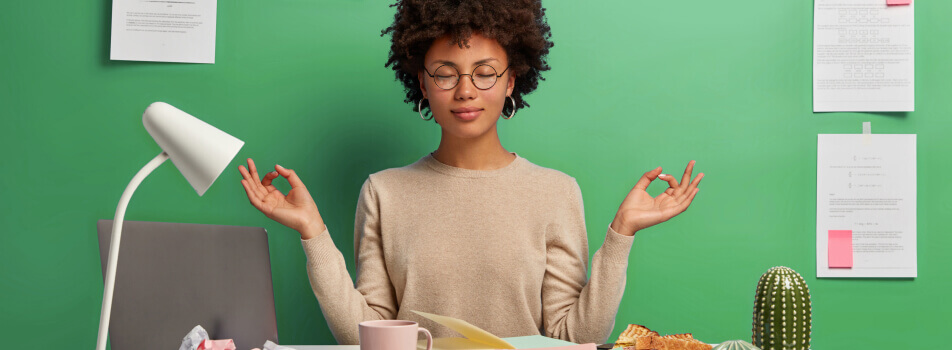 Mitarbeiterin lernt Meditation mit 7Mind@Work