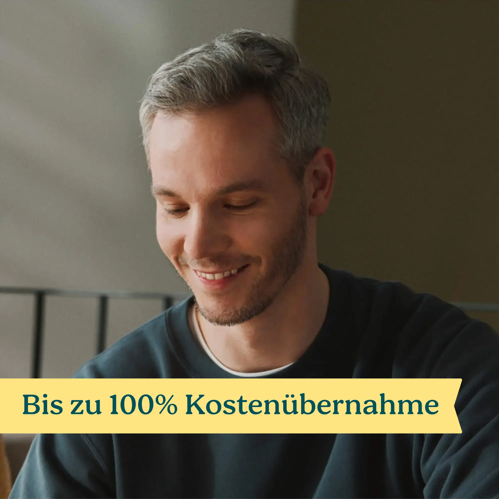 Ein entspannter Mann lächelt.