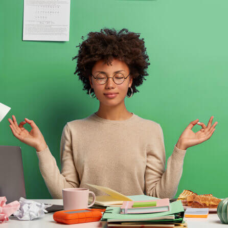 Mitarbeiterin lernt Meditation mit 7Mind@Work
