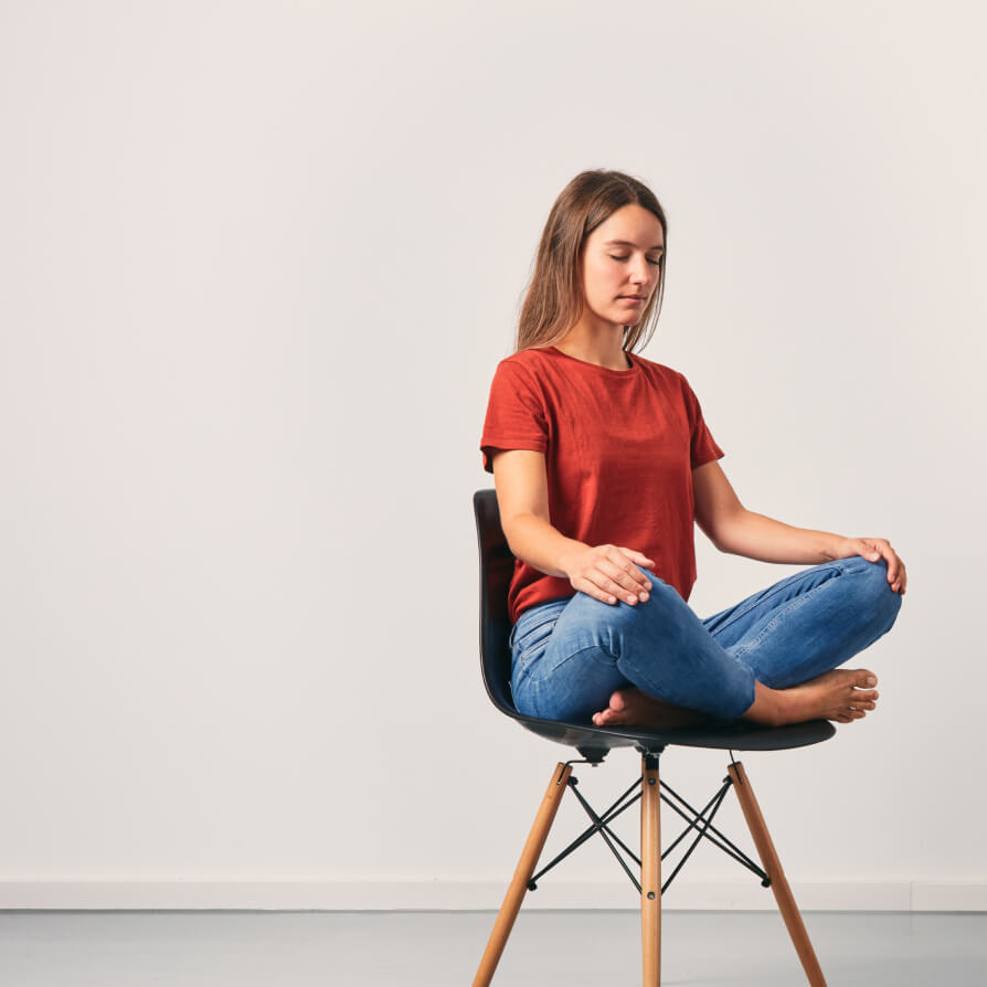 Frau in Schneidersitz, die mit der 7Mind-App meditiert