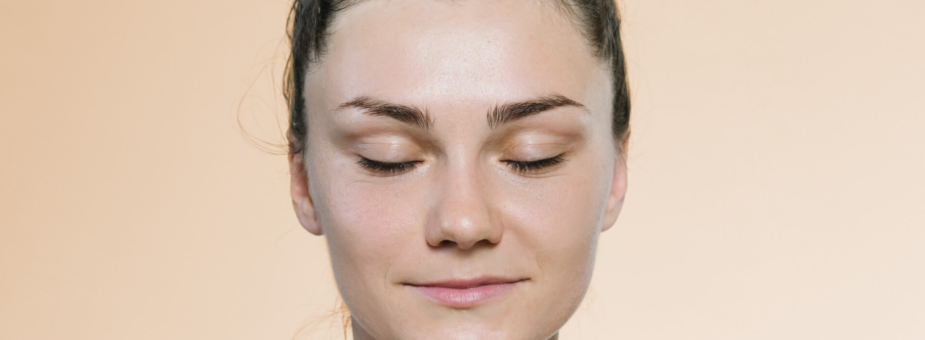 Entspannte Frau mit geschlossenen Augen die mit der 7Mind-App meditiert 